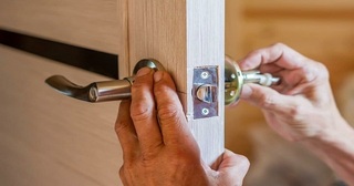 Установка и замена дверной ручки в Каменске-Шахтинском от 278 руб. – Мастер24, монтаж фурнитуры, недорого